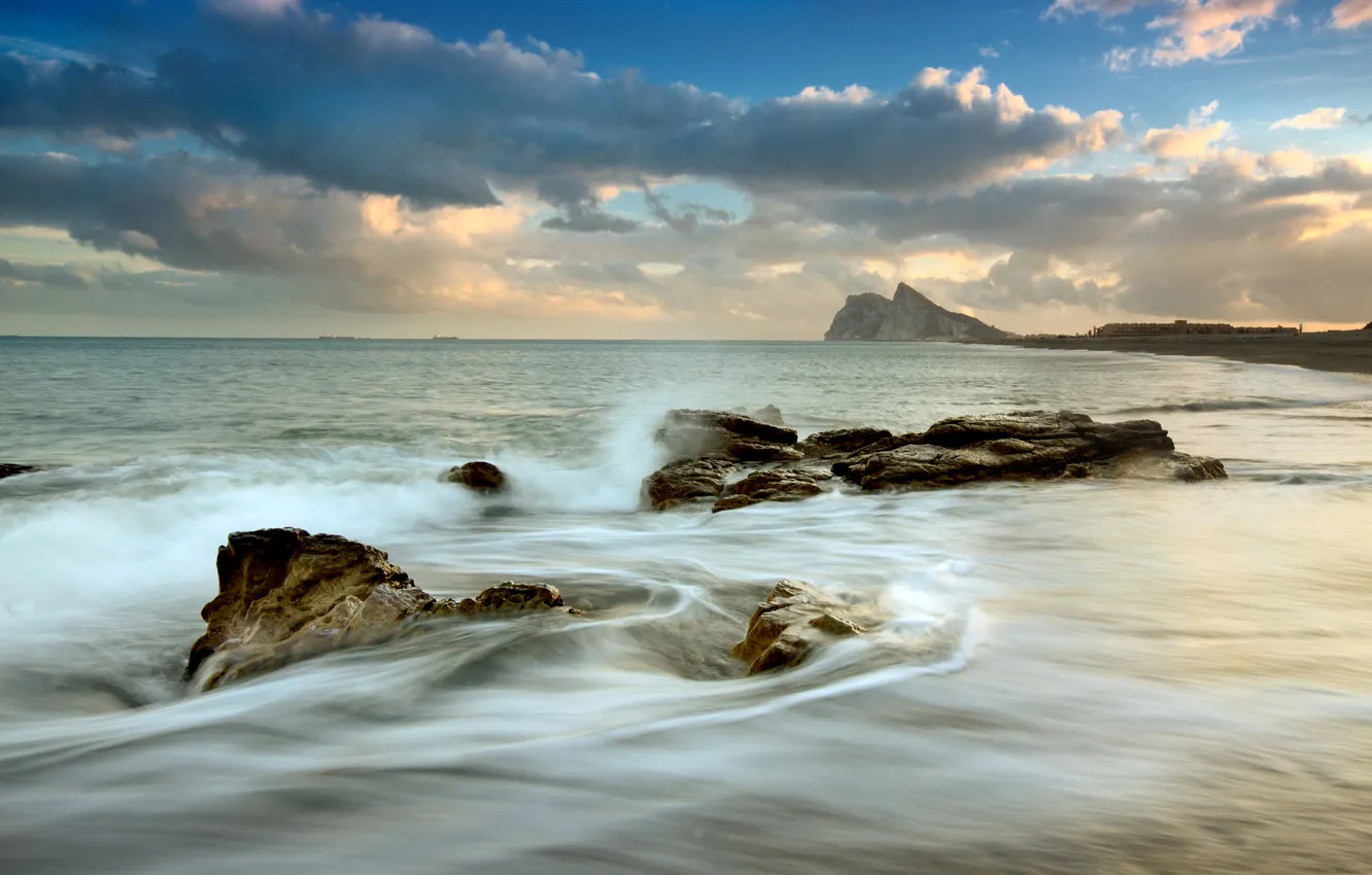 Фото обои море, волны, пляж, камни, гора