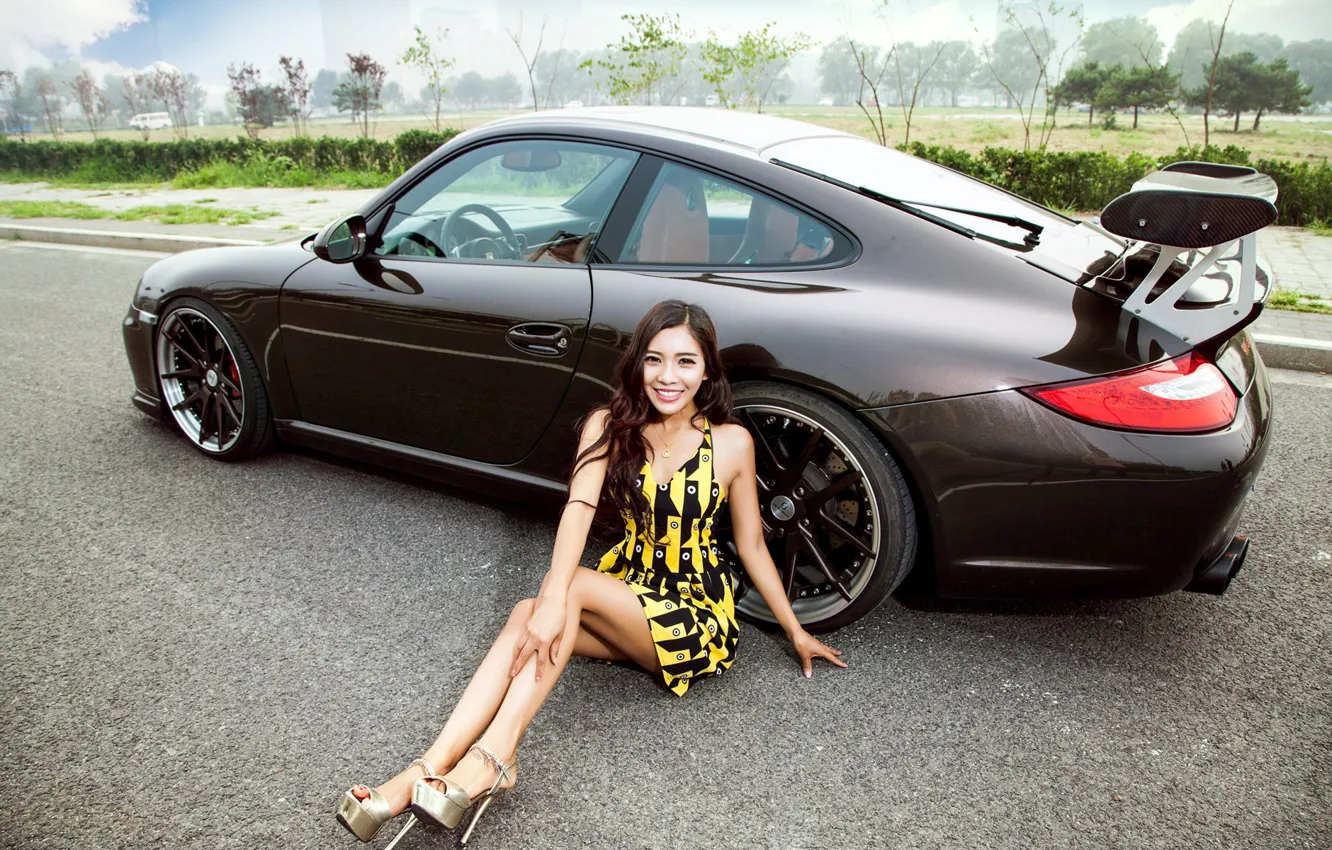 Фото обои авто, взгляд, Девушки, Porsche, азиатка, красивая девушка, позирует над машиной