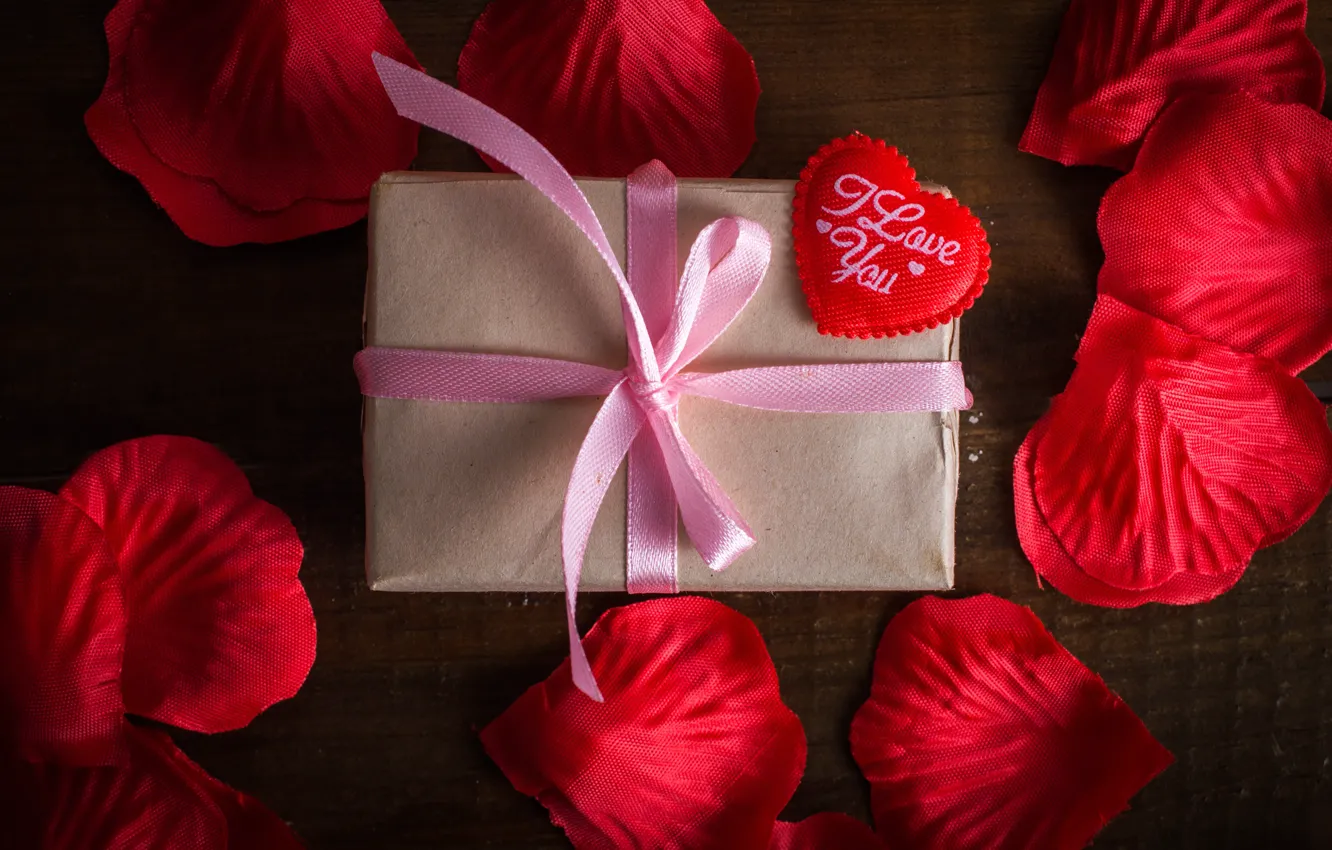 Фото обои лепестки, сердечки, red, love, heart, romantic, gift, roses