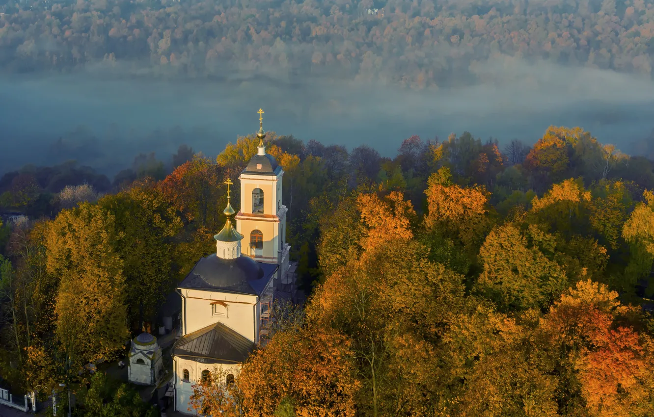 Фото обои осень, деревья, туман, церковь, Москва, Россия, Куркино, Храм Владимирской иконы Божией Матери