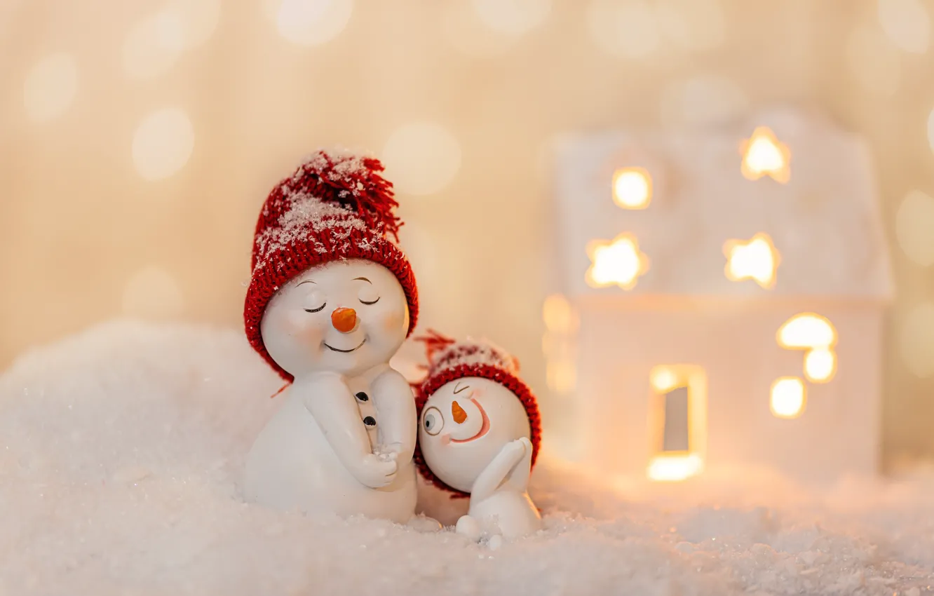 Фото обои зима, снег, улыбка, праздник, игрушки, Рождество, Новый год, снеговики