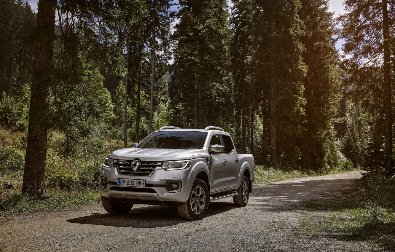 Фото обои деревья, Renault, пикап, 4x4, лесная дорога, 2017, Alaskan, серо-серебристый