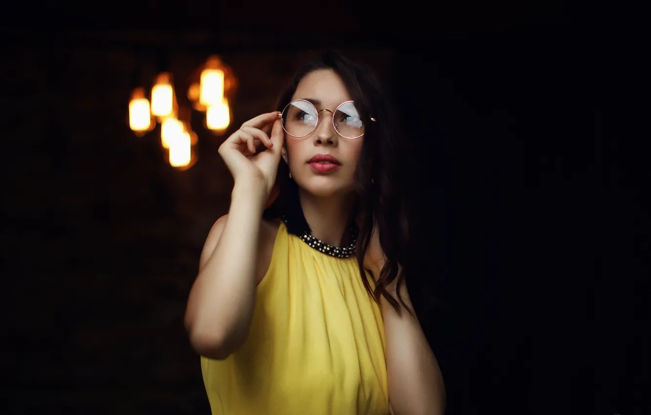 Фото обои взгляд, Девушка, платье, очки, причёска, кудри, Сергей Потульный, Лиза Фролова