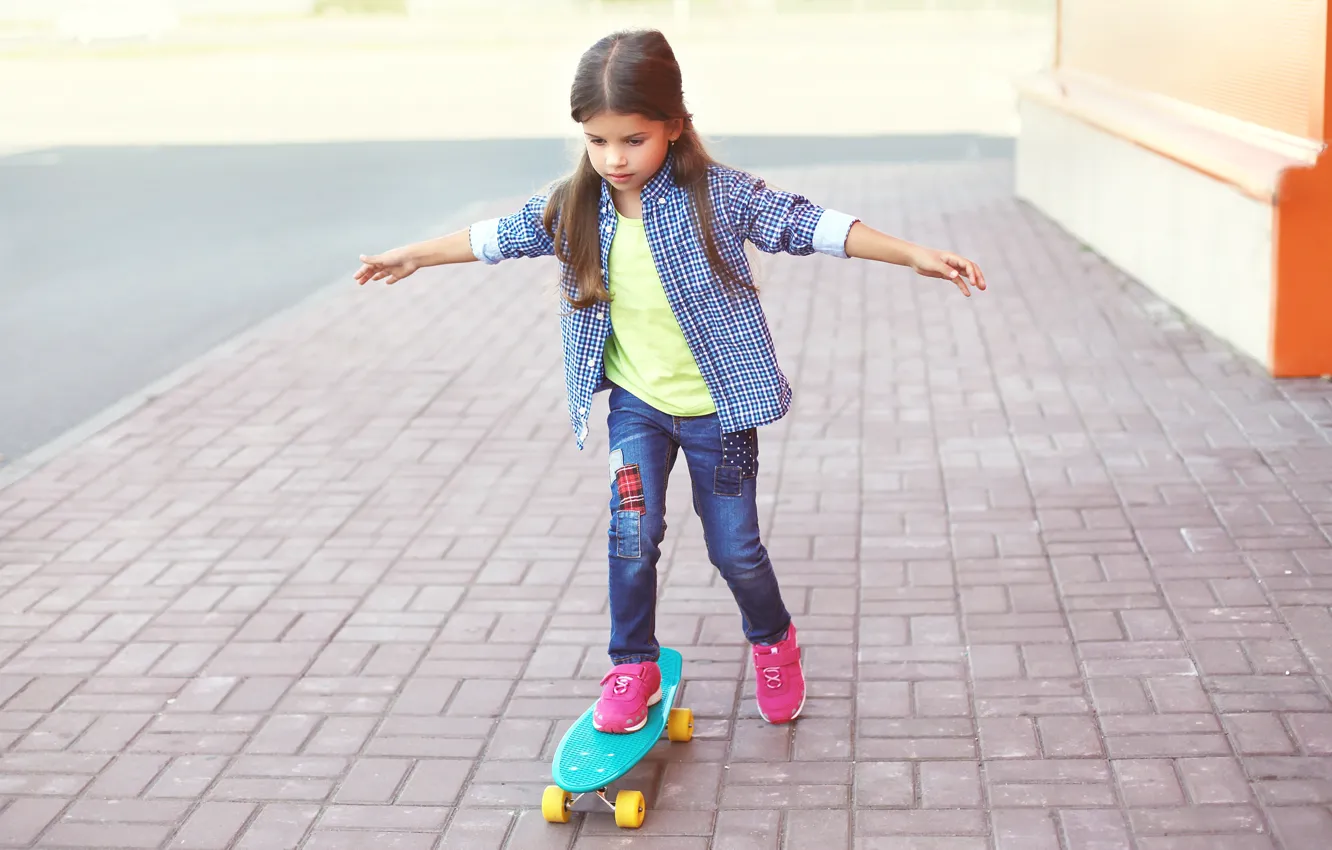 Фото обои улица, ребенок, джинсы, руки, девочка, рубашка, прогулка, Skateboard