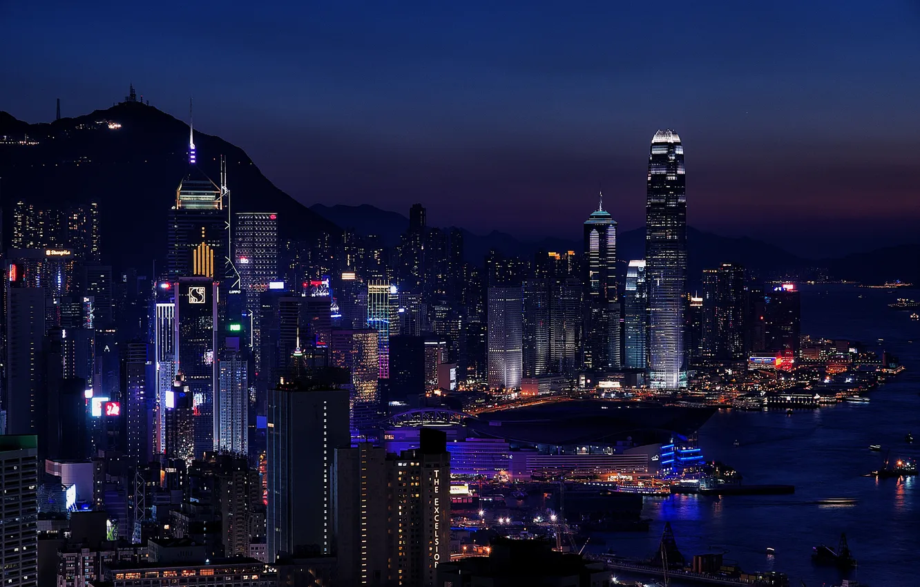 Фото обои ночь, город, огни, здания, Гонконг, небоскребы, вечер, залив