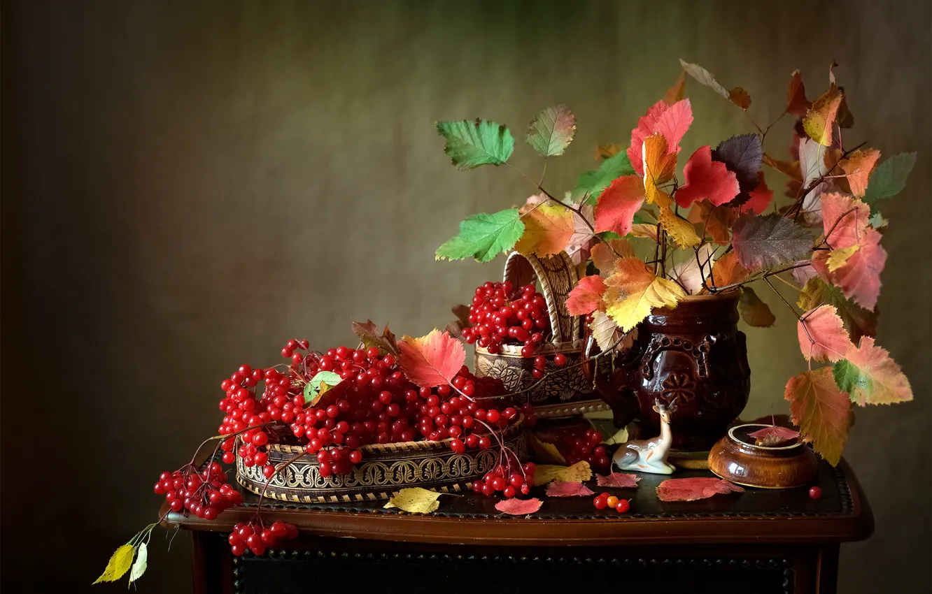 Фото обои осень, листья, ветки, ягоды, олень, ваза, натюрморт, столик