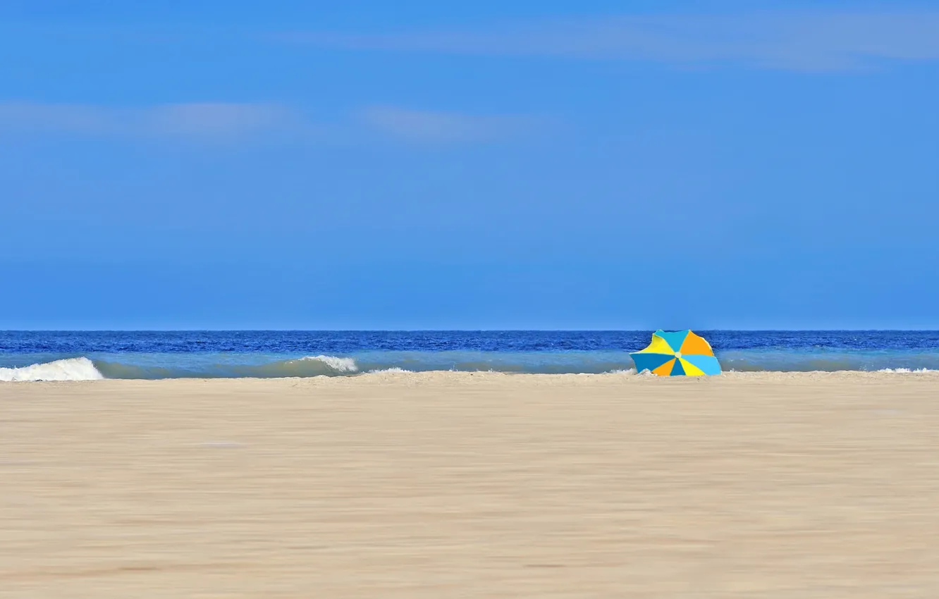 Фото обои море, пляж, небо, зонтик