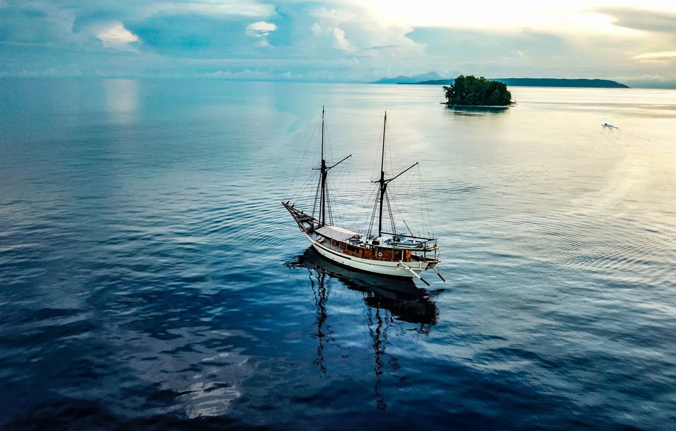 Фото обои тучи, океан, корабль, остров, парусник, Индонезия, сверху, мачты