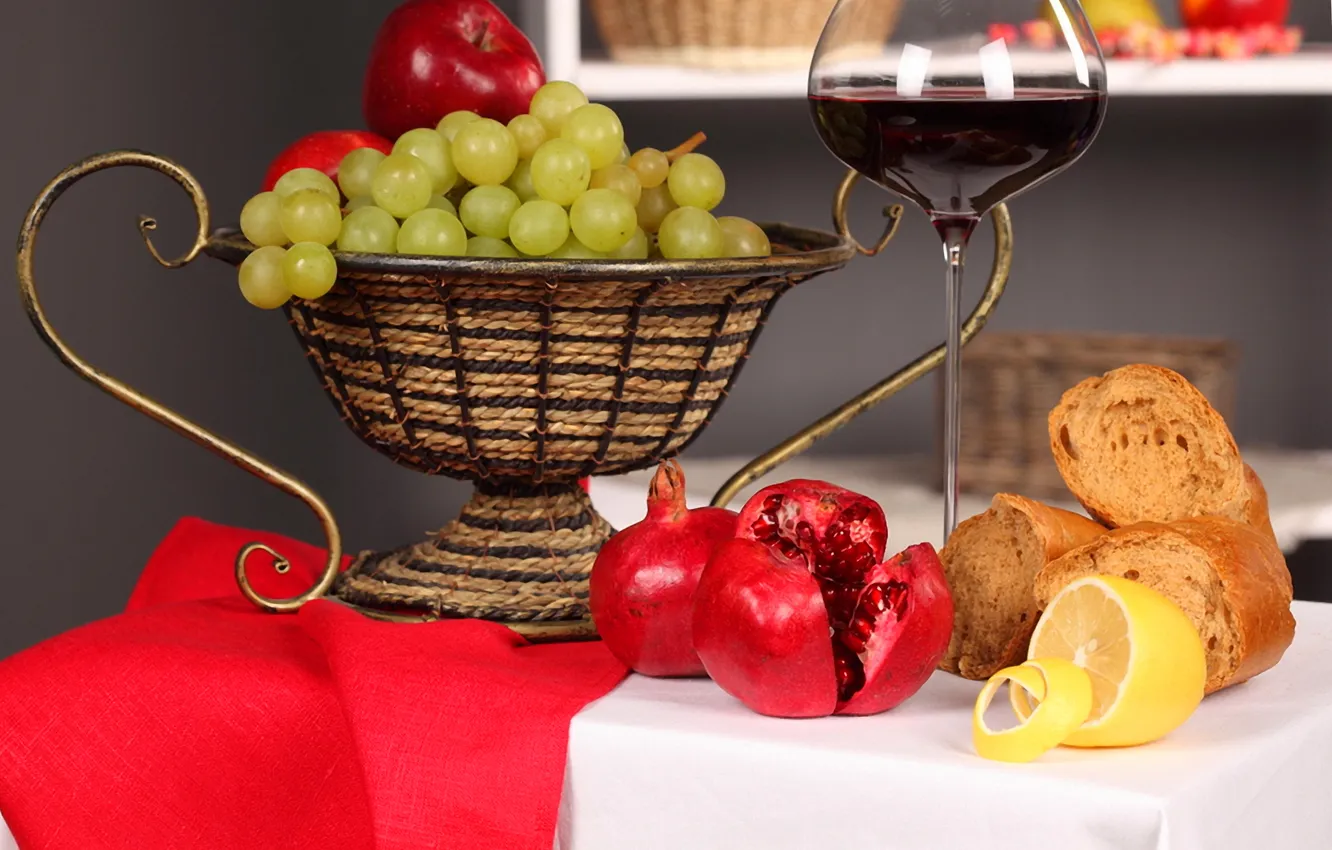 Фото обои отражение, стол, вино, красное, лимон, бокал, хлеб, виноград