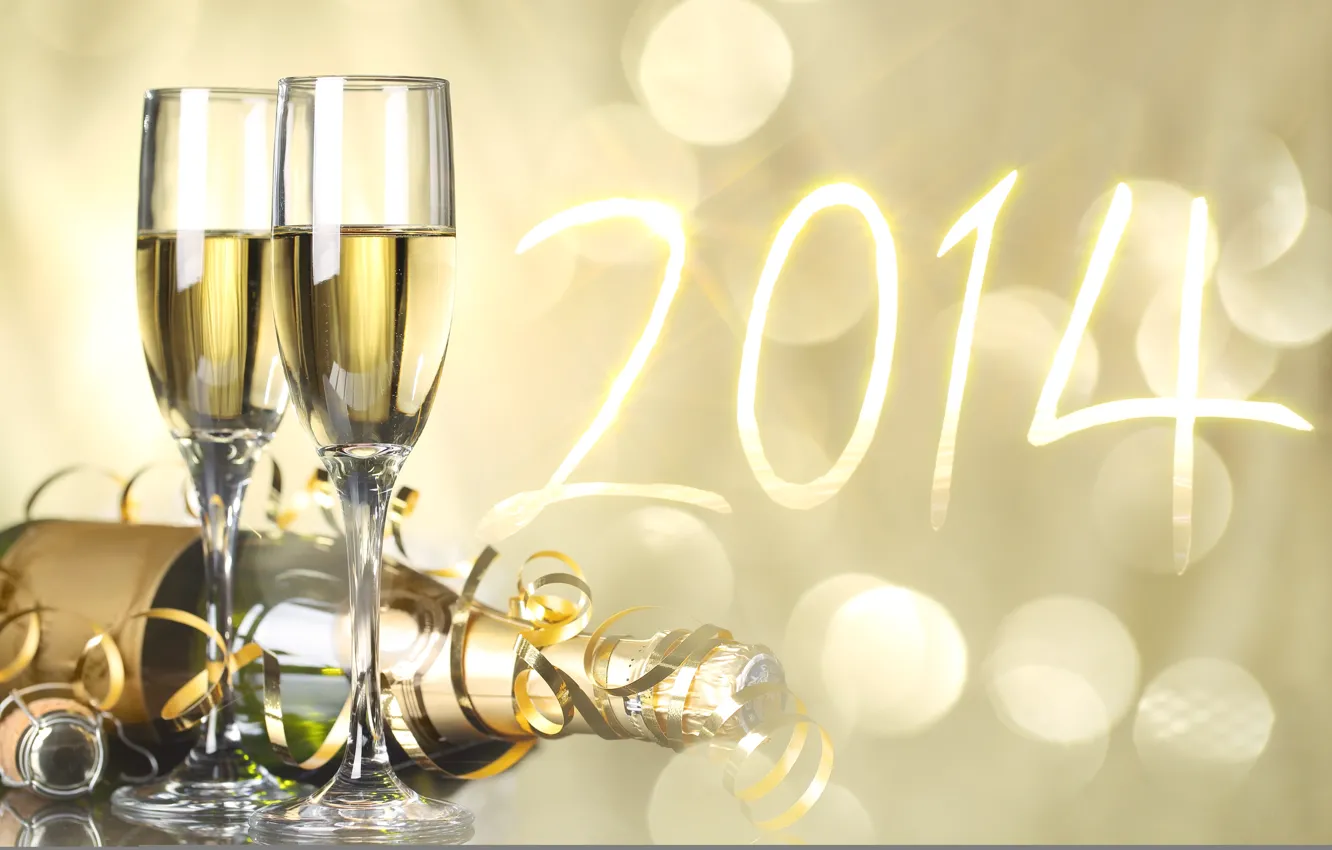 Фото обои праздник, бутылка, новый год, бокалы, цифры, шампанское, серпантин, боке