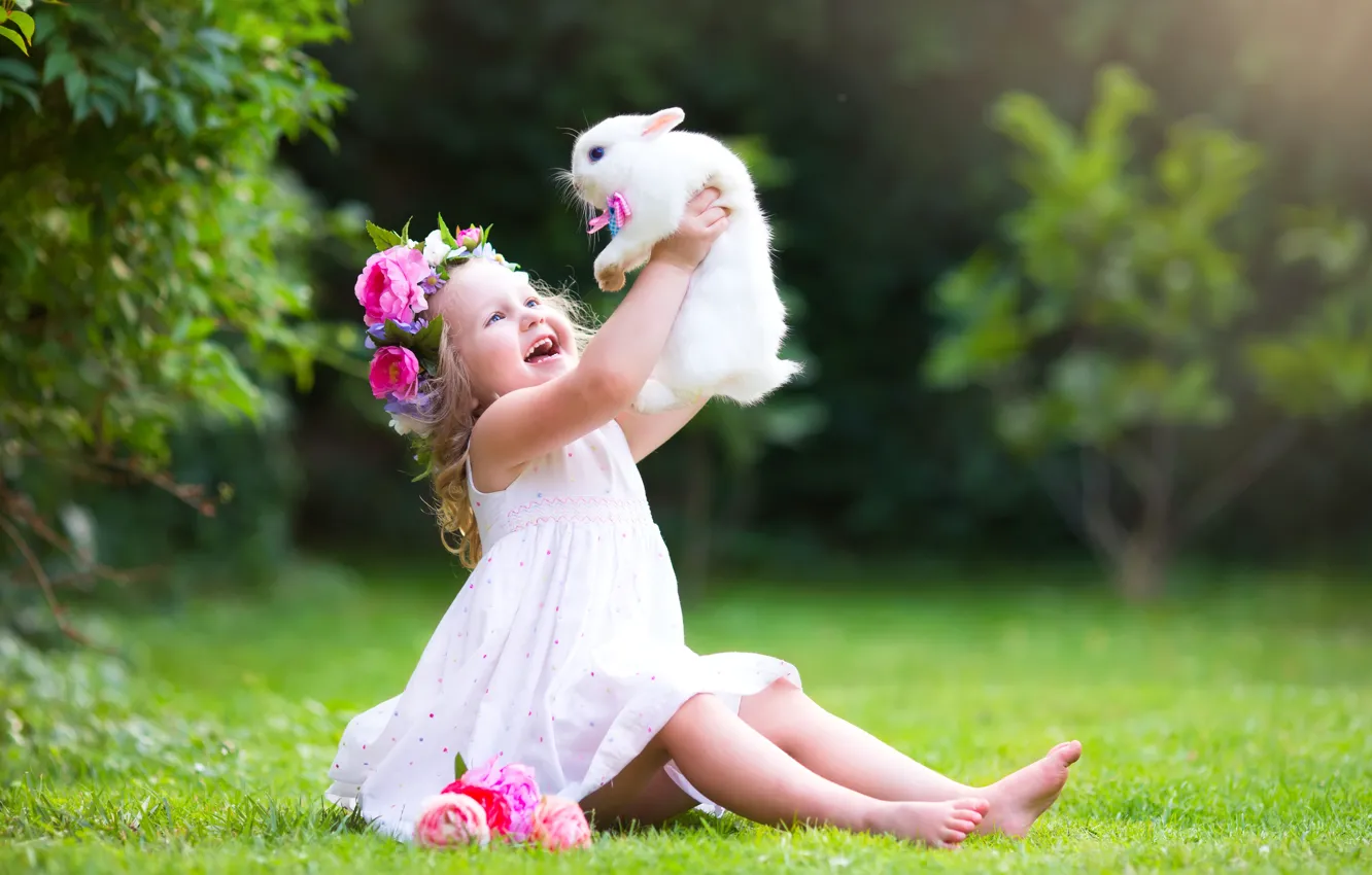 Фото обои лето, трава, радость, кролик, платье, Girl, девочка, друзья