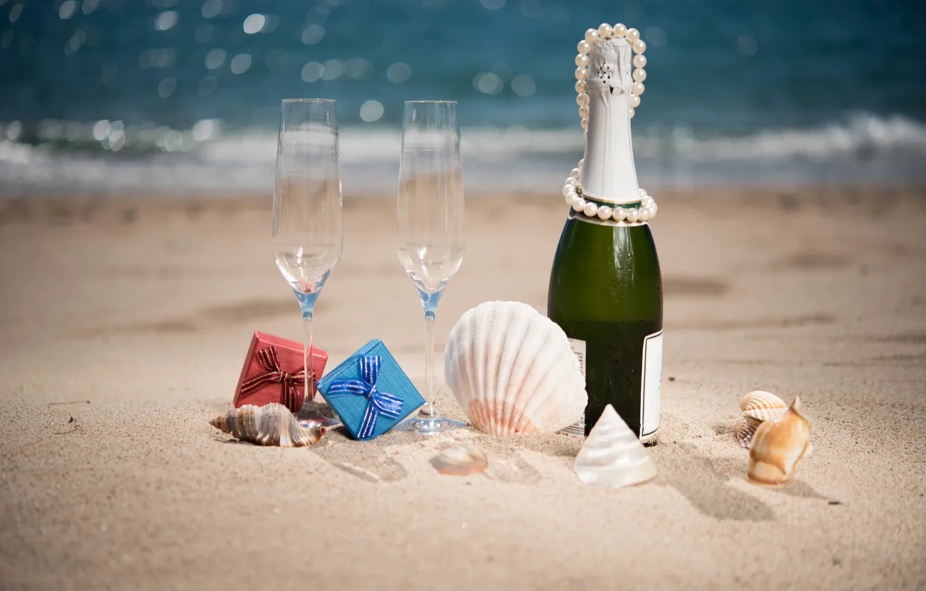 Фото обои песок, море, пляж, солнце, блики, берег, бутылка, бокалы