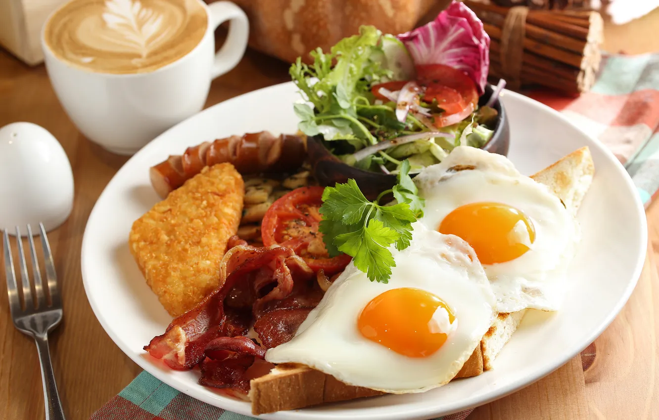 Фото обои кофе, завтрак, яичница, помидор, бекон, салат, тост