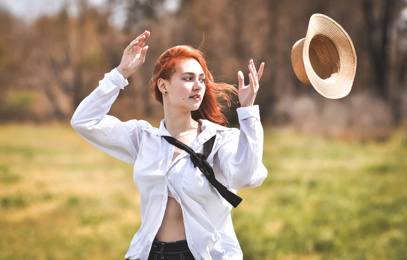 Фото обои поле, лето, взгляд, девушка, полет, природа, поза, ветер