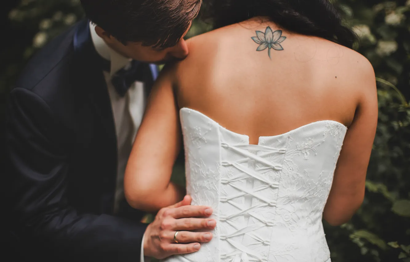 Фото обои спина, поцелуй, платье, кольцо, тату, корсет, невеста, жених