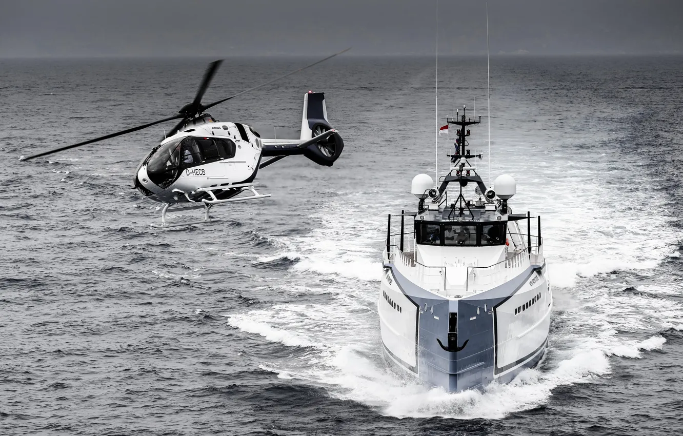Фото обои Вода, Яхта, Вертолет, Helicopter, Airbus, Черно-белое, Airbus Corporate Helicopters, VIP transport