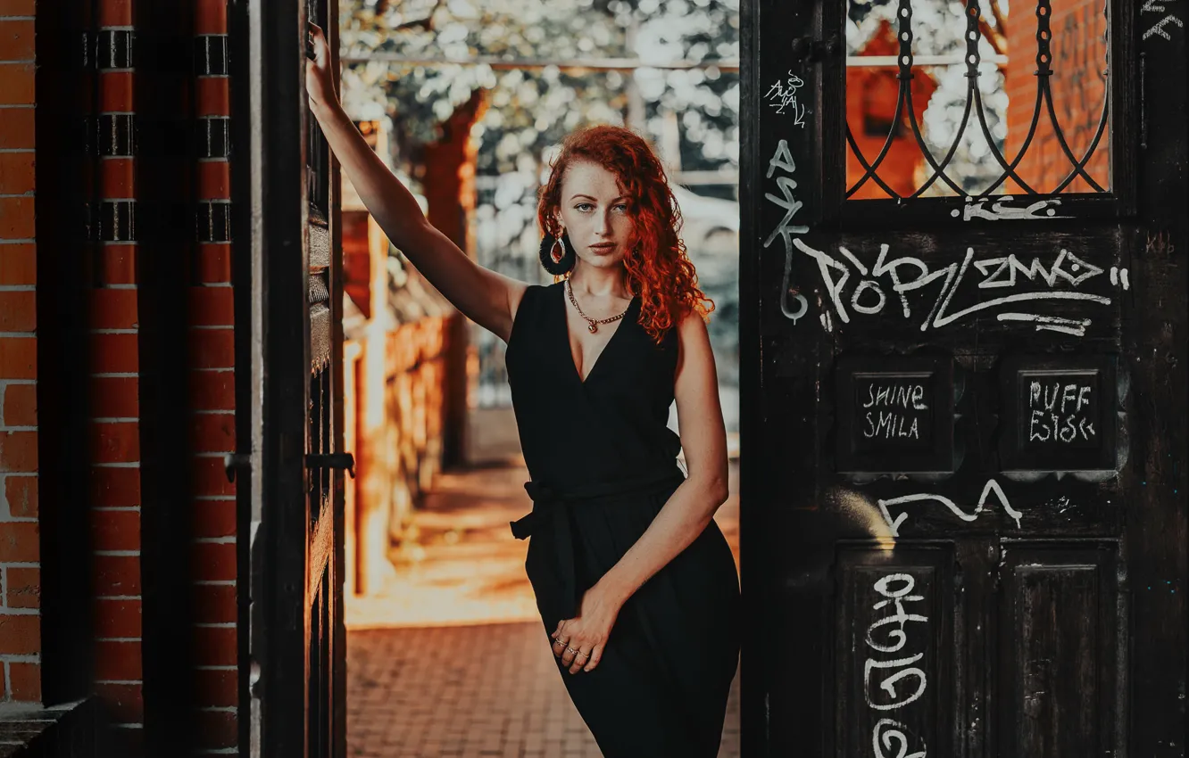 Фото обои девушка, дверь, Mascha Kalita