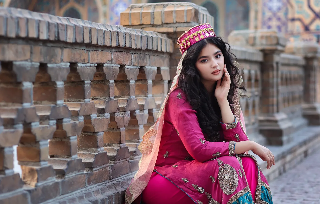 Фото обои взгляд, девушка, стиль, брюнетка, ограждение, красавица, азиатка, сидит