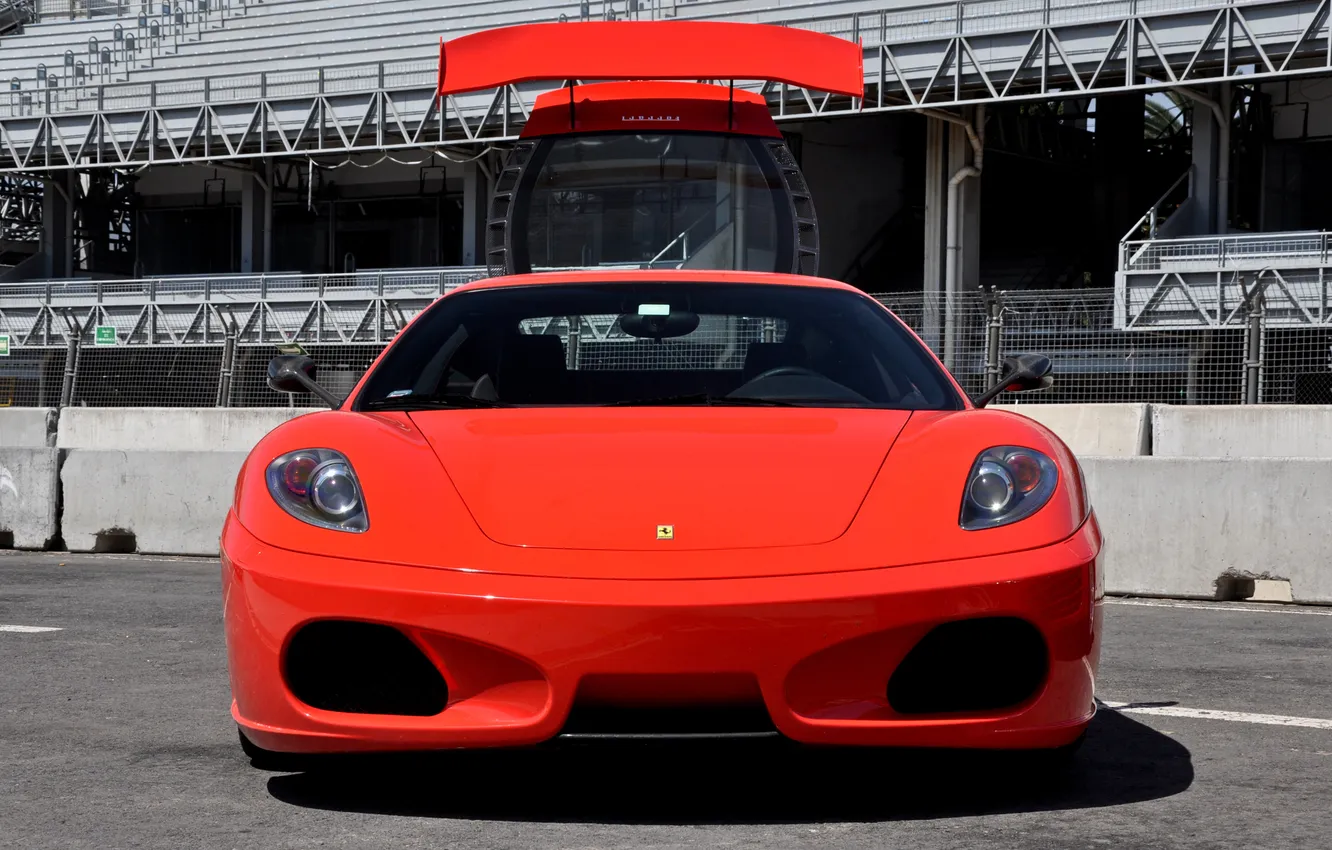 Фото обои красная, смотрит, Ferrari 430