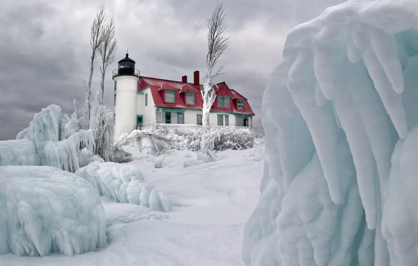 Фото обои лед, зима, небо, облака, снег, дом, маяк