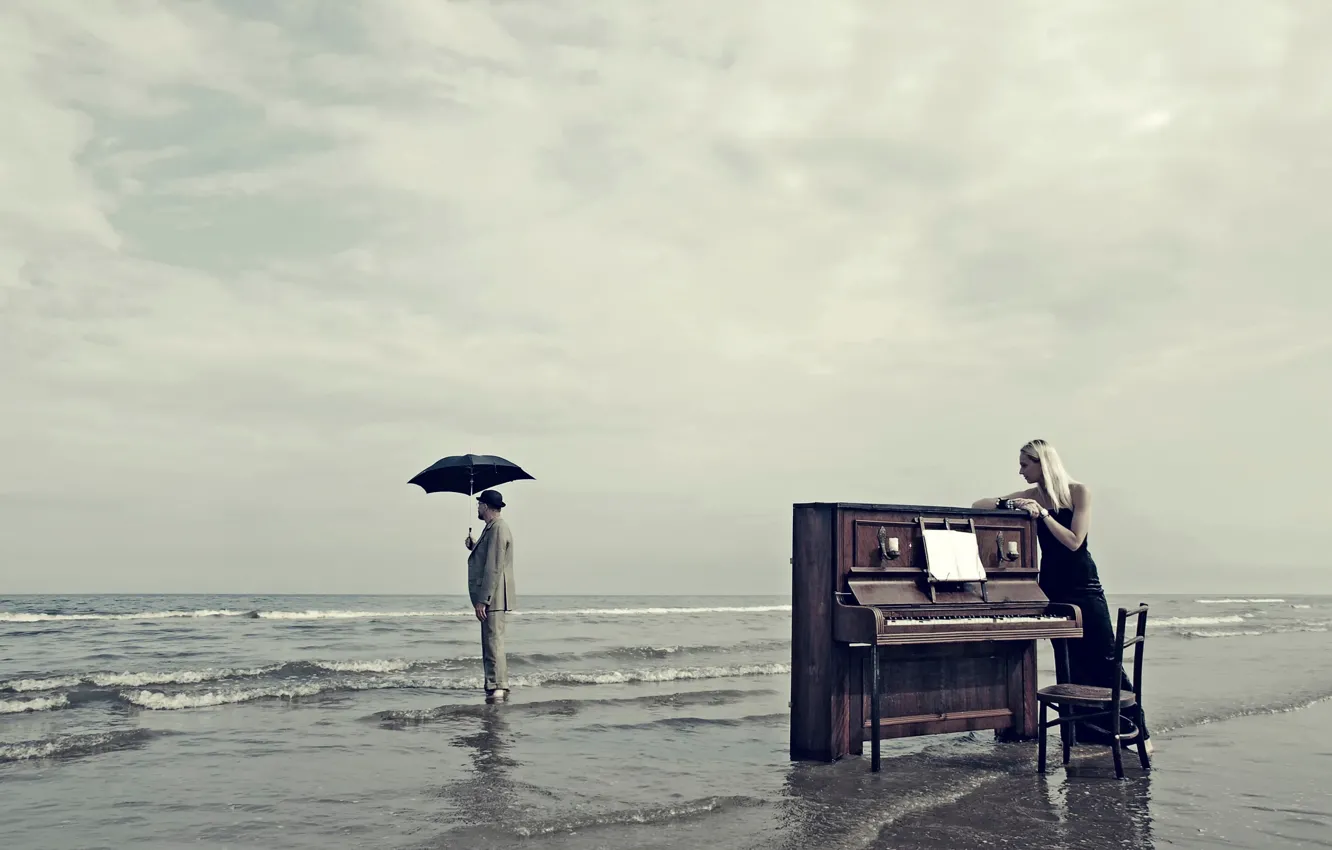 Фото обои девушка, берег, зонт, мужчина, пианино