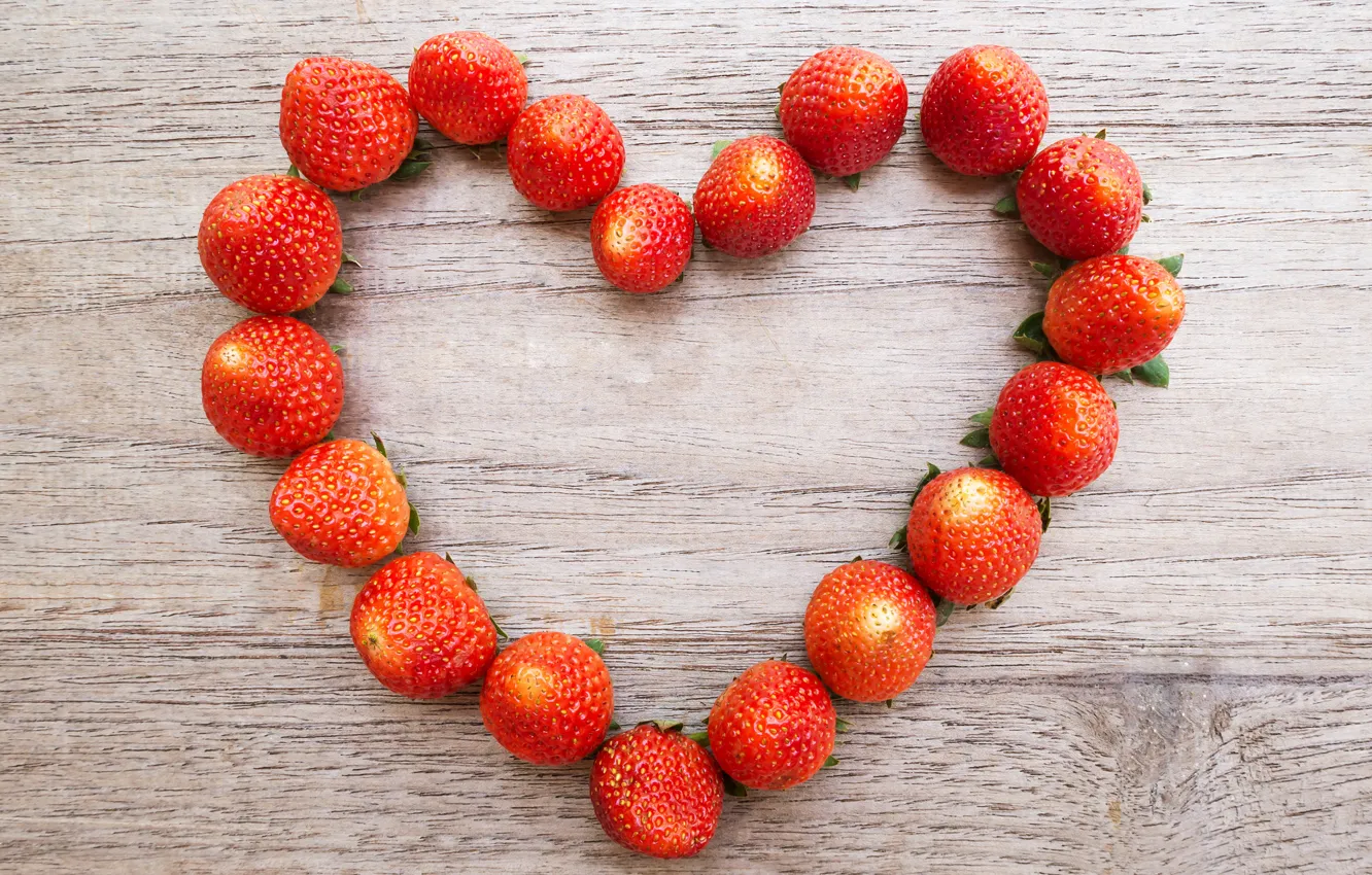 Фото обои любовь, ягоды, сердце, клубника, love, fresh, heart, wood