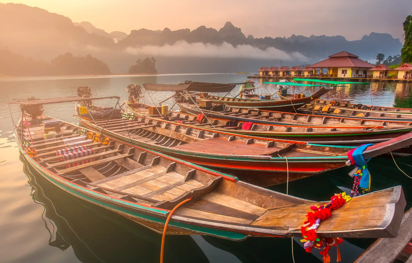 Фото обои горы, туман, озеро, лодки, утро, причал, Таиланд, Cheow Lan Lake