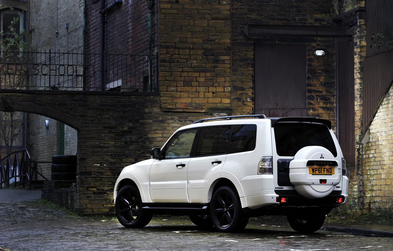 Фото обои белый, стоянка, Mitsubishi, 2012, Black, Pajero, SUV, Shogun