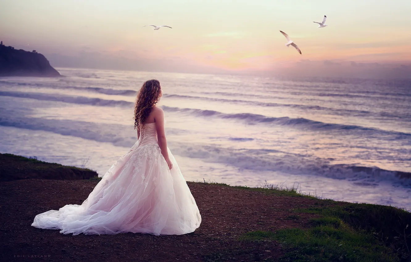 девушка прощается с морем. счастливые фото. девочка и море текст. сюрреализм джима варрена (jim warren). девушка лежит на берегу.