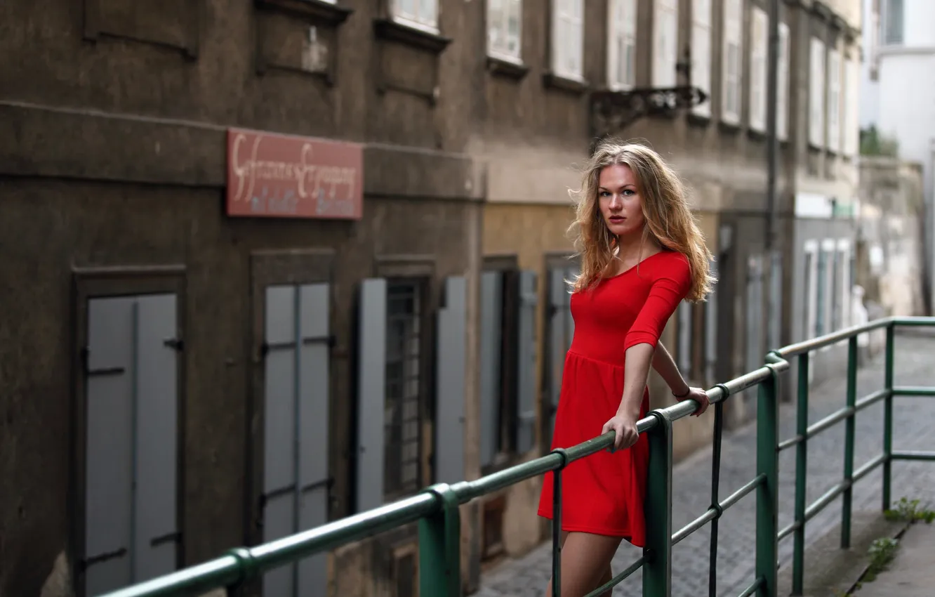 Фото обои взгляд, девушка, город, платье, в красном