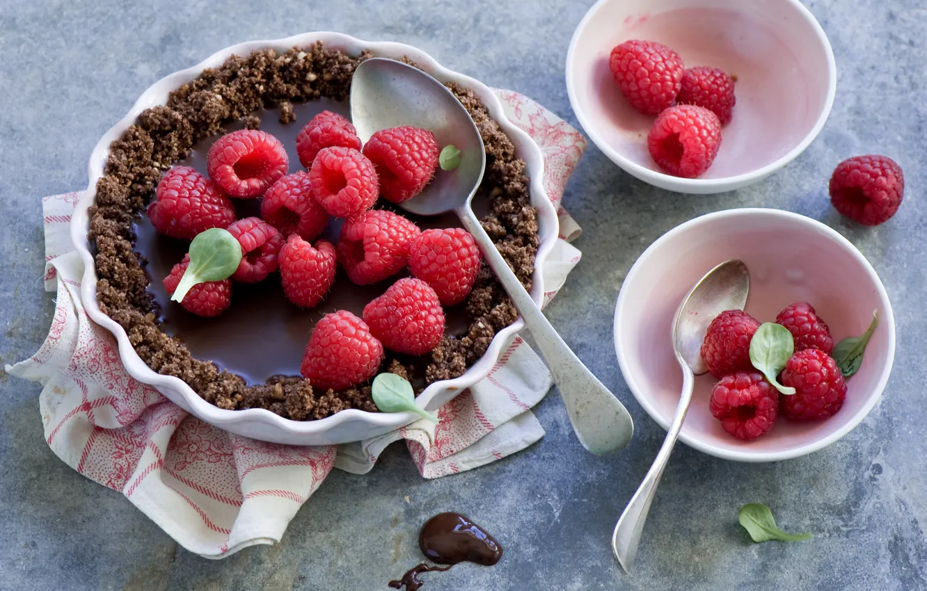 Фото обои ягоды, малина, пирог, ложки, chocolate tart
