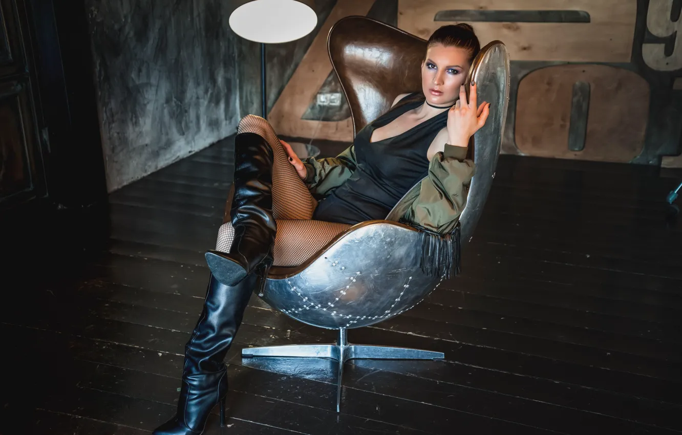Фото обои взгляд, девушка, поза, ноги, кресло, сапоги, Юлия Хандогина-Барышникова