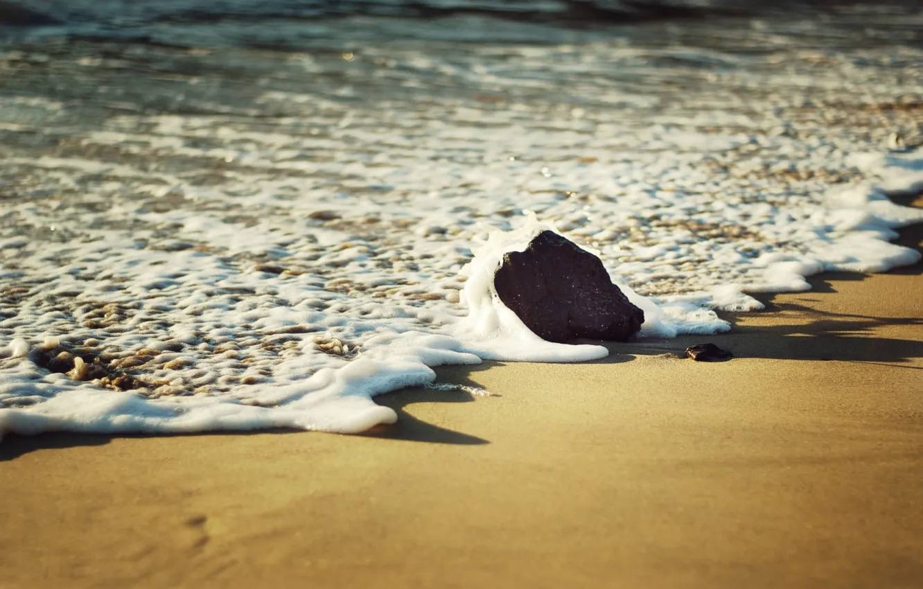 Фото обои песок, море, пляж, пена, макро, камень