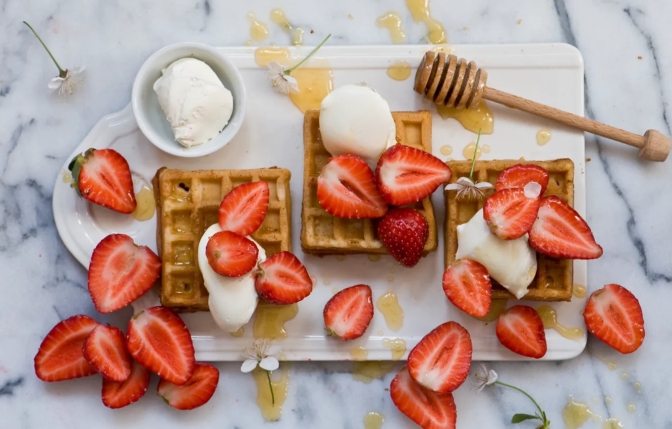 Фото обои ягоды, клубника, мёд, десерт, вафли