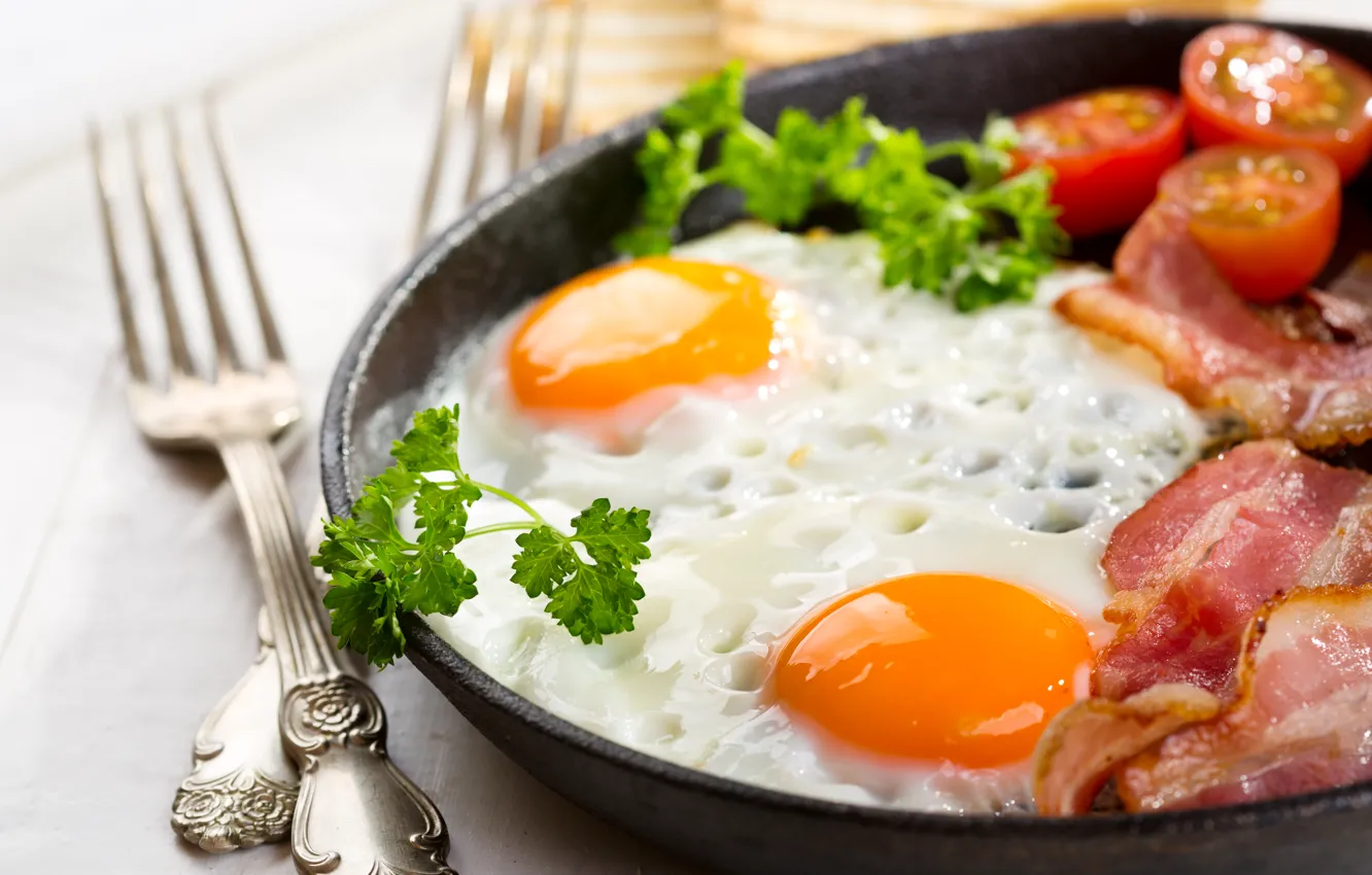 Фото обои еда, завтрак, яичница, помидоры, петрушка, бекон