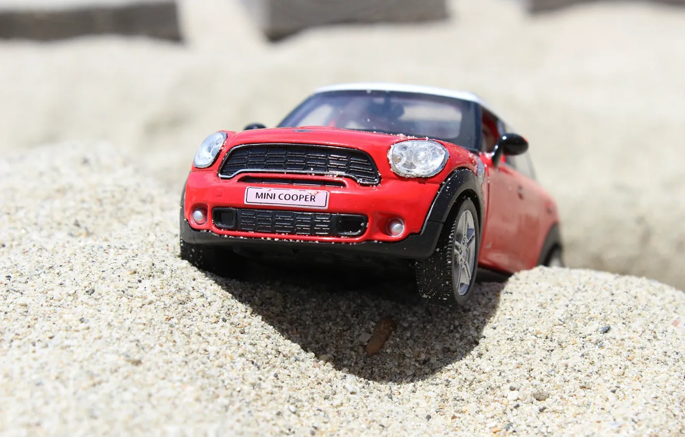 Фото обои пляж, игрушка, мини, автомобиль, мини купер, моделька