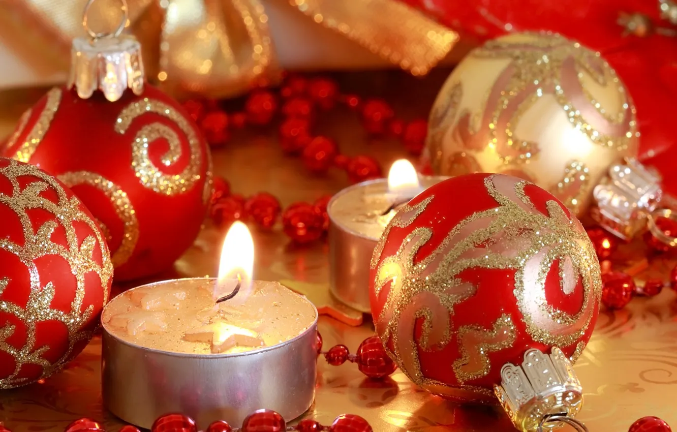 Фото обои праздник, игрушки, новый год, свечи, бусы, декорации, happy new year, блёстки
