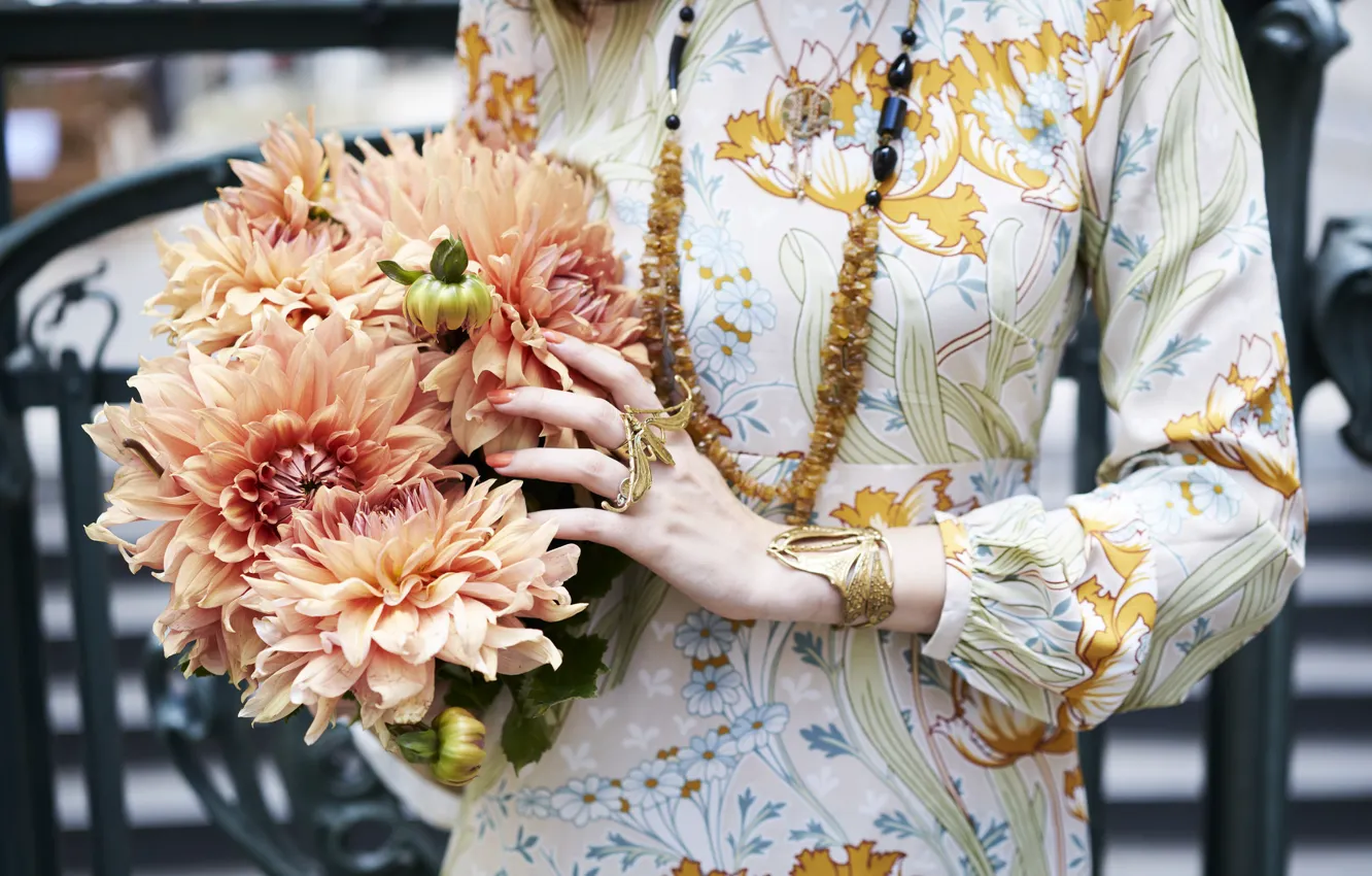 Фото обои девушка, украшения, цветы, руки, платье, кольцо, бусы, браслет