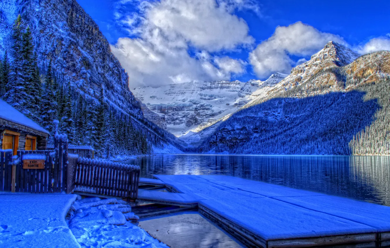 Фото обои зима, лес, небо, облака, снег, деревья, горы, озеро