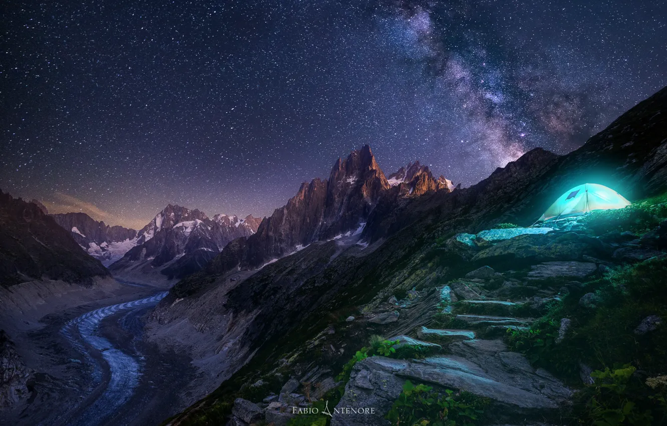 Фото обои небо, звезды, свет, горы, ночь, скалы, палатка, млечный путь