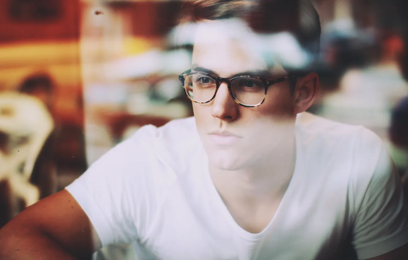Фото обои очки, футболка, парень, молодой человек