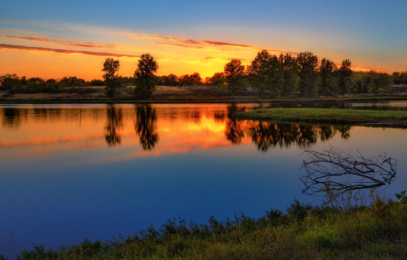 Фото обои солнце, деревья, закат, отражение, синева, берег, вечер, водоем