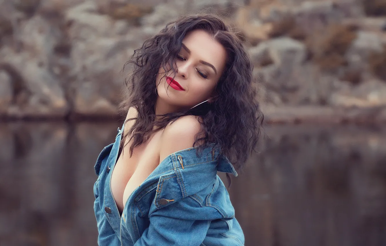 Фото обои грудь, улыбка, макияж, куртка, декольте