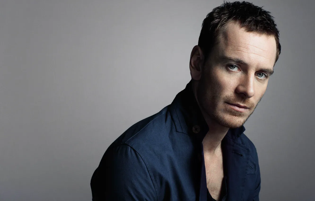 Фото обои актер, мужчина, серый фон, продюсер, Michael Fassbender, Майкл Фассбендер