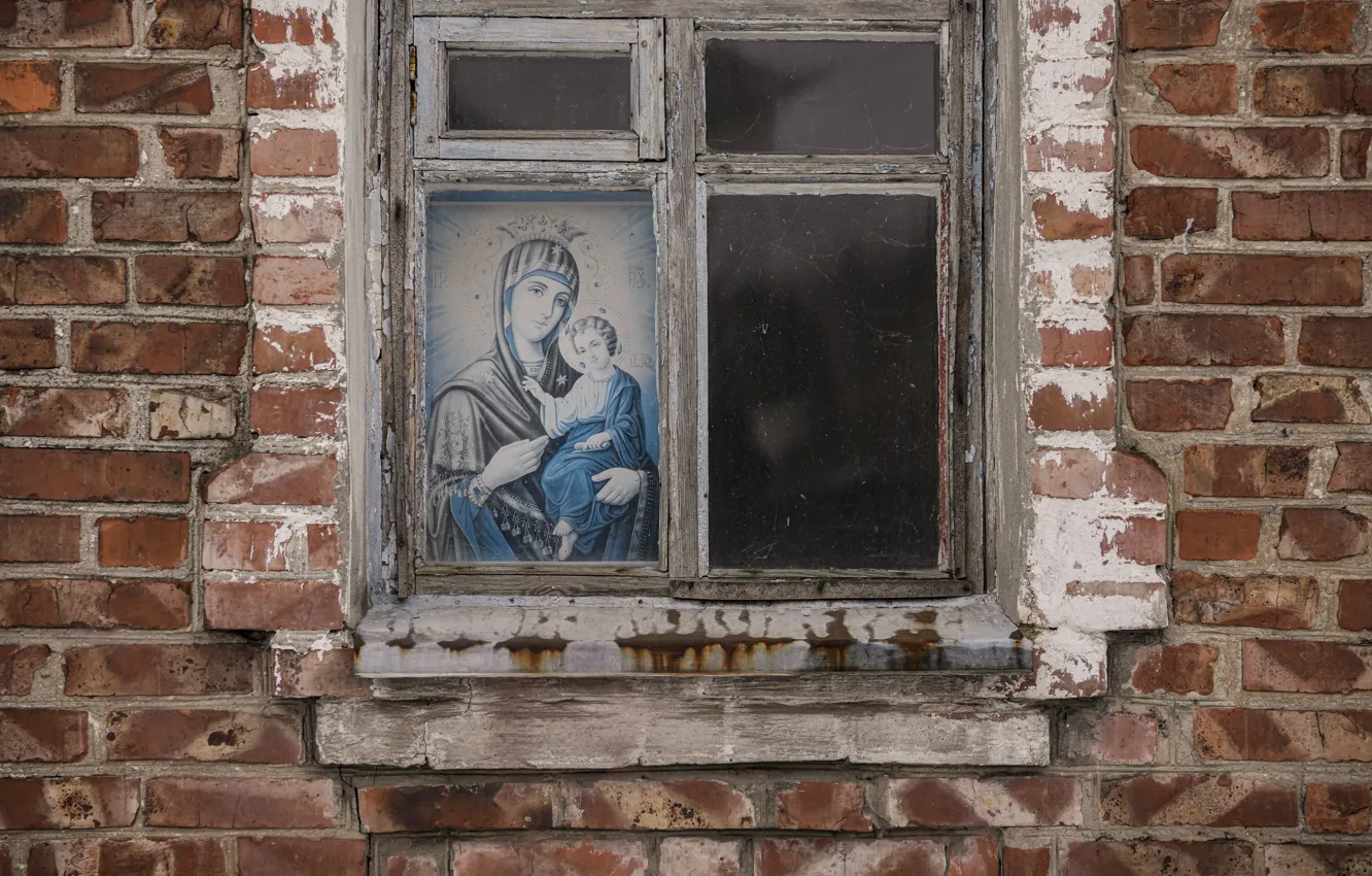 Фото обои Дом, Окно, Икона, Богородица, Abandoned house, Восточная Украина, Заброшенный дом возле Авдеевки, Напряженность