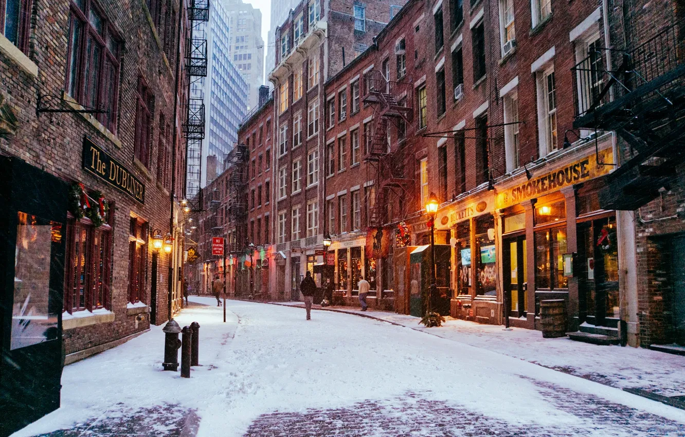 Фото обои зима, дорога, снег, город, люди, улица, окна, здания