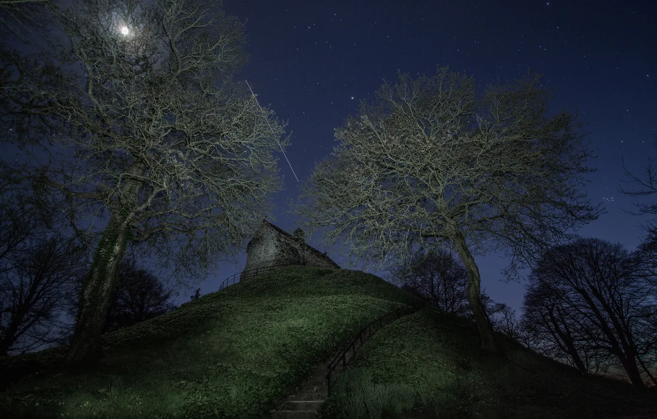 Фото обои небо, звезды, деревья, дом, Луна, склон, холм