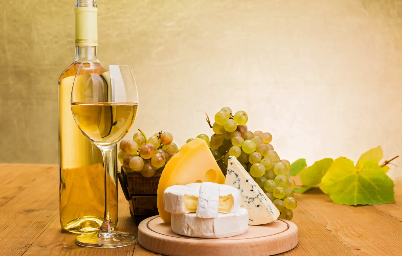 Фото обои вино, белое, бокал, бутылка, сыр, виноград, дор блю, камамбер