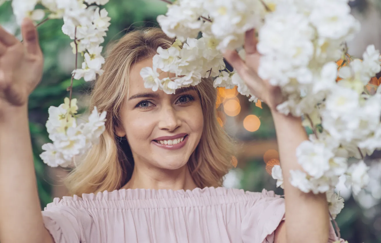 Фото обои девушка, цветы, ветки, природа, улыбка, белые