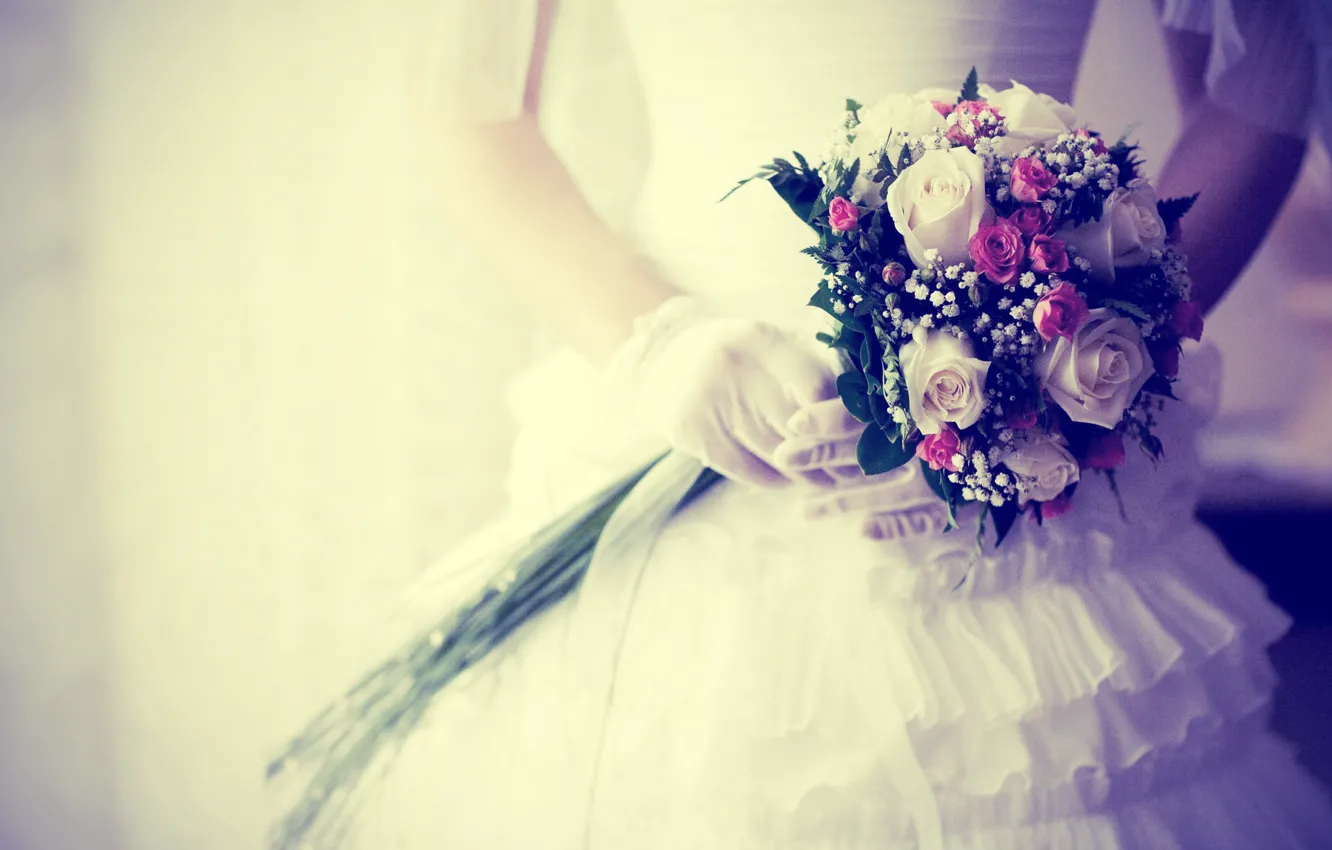 Фото обои фон, белое, букет, руки, платье, невеста